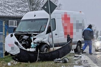Zwei Unfälle an der B 180 - Der erste von zwei ähnlichen Unfällen: Ein Transporter und ein Laster stießen zusammen. 