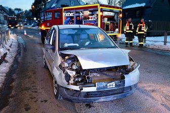 Zwei Unfälle auf B 169 in Schneeberg - Bei einem Auffahrunfall auf der B 196 in Schneeberg wurden zwei Frauen und zwei Kinder verletzt.