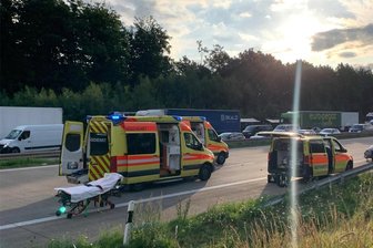 Zwei Unfälle auf der A4 bei Hohenstein-Ernstthal: Polizei hat Sperrung wieder aufgehoben - Die Unfallstelle am frühen Montagmorgen.
