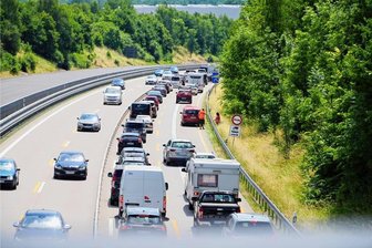 Zwei Unfälle im Abstand von 50 Metern: Kilometerlanger Stau auf der A 4 - Am Nachmittag waren zwei Autos liegengeblieben.