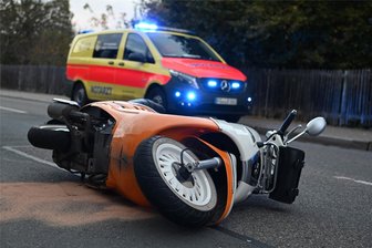 Zwei Unfälle in Rochlitz in fünf Minuten: Gibt es einen Zusammenhang? - Bei dem Unfall auf der Leipziger Straße war ein Mann mit seinem Zweirad gestürzt.