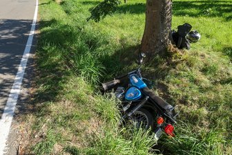 Zwei Unfälle innerhalb von wenigen Minuten in Callenberg: Moped landet am Baum – Bus beschädigt Stromkasten - Unfall im Callenberger Ortsteil Grumbach: Eine Mopedfahrerin krachte gegen einen Baum.
