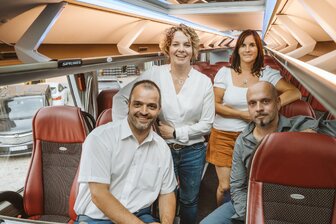 Zwei Unternehmen aus dem Erzgebirge bewerben sich um einen begehrten Preis im Freistaat - René Lang (vorn links) ist geschäftsführender Gesellschafter des gleichnamigen Busreiseunternehmens, sein Bruder Rico ist Gesellschafter und Prokurist. Hinter ihnen stehen ihre Ehefrauen, Stephanie (links), Prokuristin, und Nicole, die die Buchhaltung leitet.