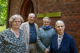 Zwei unvergessene Naturschützer des Vogtlandes geehrt - Die Initiatoren des Weber-Demmig-Hauses und jene, die das Projekt umsetzten: Ilona Grimm, Bernhard Weisbach, Brigitte Unger und Ilona Gogsch (von links).