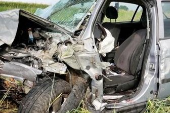 Zwei Verkehrstote in der Region - Das total demolierte Fahrzeug lässt erahnen, wie stark die Wucht des Aufpralls war.