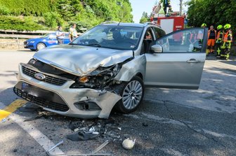 Zwei Verletzte bei Abbiege-Unfall -