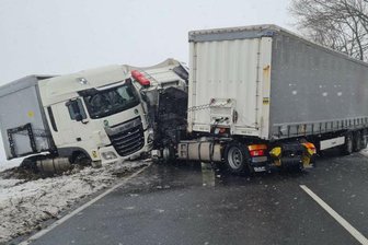 Zwei Verletzte bei Auffahrunfall auf B 174 bei Hohndorf -