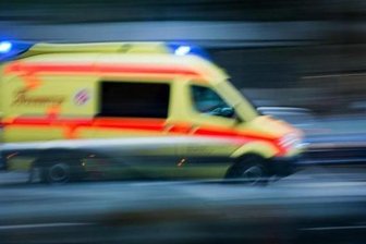 Zwei Verletzte bei Auffahrunfall auf der A 72 bei Treuen - Ein 31-jähriger Lkw-Fahrer und sein 34 Jahre alter Beifahrer sind bei einem Unfall am Dienstag auf der Autobahn 72 bei Treuen verletzt worden.