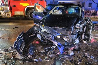 Zwei Verletzte bei Autounfall auf der B 169 - Bei dem Fahrzeug entstand bei dem Unfall auf der B 169 in Aue Totalschaden.