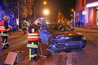Zwei Verletzte bei Autounfall - Die Unfallstelle wird aufgeräumt.