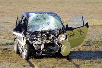 Zwei Verletzte bei Lkw-Unfall in Erlau - Der zerstörte Smart neben der Straße S 200 zwischen Erlau und Lauenhain.