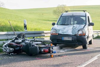 Zwei Verletzte bei Motorradunfall auf B 171 - Bei einem Unfall auf der B 171 zwischen Rechenberg und Clausnitz sind am frühen Mittwochabend ersten Angaben zufolge zwei Personen verletzt worden.