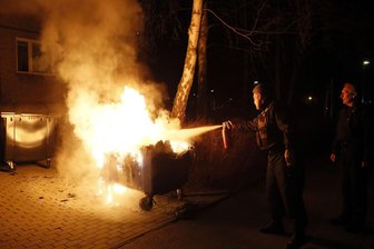 Zwei Verletzte bei Mülltonnenbrand in Chemnitz - Eine Mülltonne geriet am Montagabend in Brand.