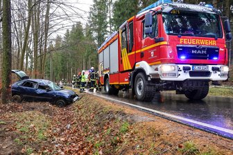 Zwei Verletzte bei schwerem Unfall im Erzgebirge - Dieser Pkw krachte gegen zwei Bäume.