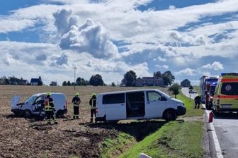 Zwei Verletzte bei Überschlag - Der Unfall ereignete sich nahe dem ehemaligen Gasthof "Zur Linde" auf der Straße zwischen Erlau und Rochlitz. 