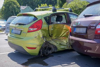 Zwei Verletzte bei Unfall an Edeka-Einfahrt -