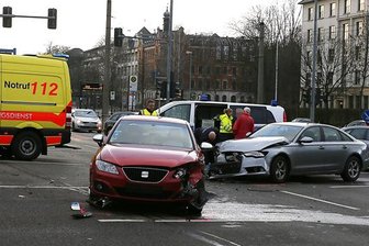Zwei Verletzte bei Unfall an Zwickauer Straße - Rettungswagen touchiert -