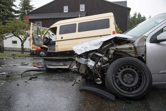 Zwei Verletzte bei Unfall auf B 101 - 