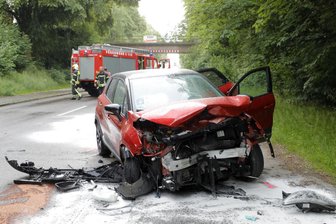 Zwei Verletzte bei Unfall auf B 173 in Mittelbach - Bei dem Unfall wurden die Renault-Fahrerin und die Skoda-Fahrerin schwer verletzt.