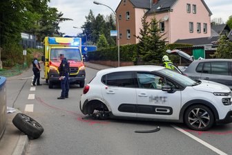 Zwei Verletzte bei Unfall auf Bundesstraße im Erzgebirge - Der Citroën wurde gegen einen Bordstein geschleudert und verlor ein Rad.