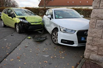 Zwei Verletzte bei Unfall auf der B 169 im Erzgebirge: Fahrzeuge müssen abgeschleppt werden - Zwei Fahrzeuge stießen auf der Bundesstraße 169 zusammen.