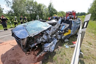 Zwei Verletzte bei Unfall auf der B 173 - Die Feuerwehr musste den Autofahrer aus dem Wrack herausschneiden.