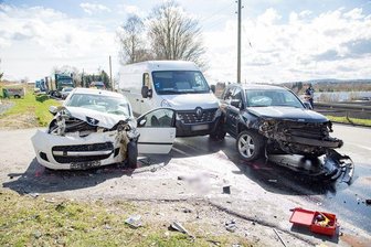Zwei Verletzte bei Unfall auf der B95 - Die drei beschädigten Unfallwagen.