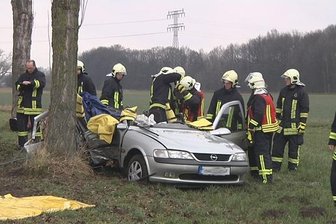 Zwei Verletzte bei Unfall auf der Crossener Straße -