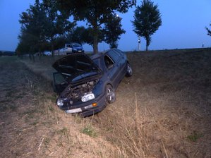 Zwei Verletzte bei Unfall auf gesperrter B175 - Ein VW geriet auf gerader Strecke ins Schleudern, kam von der Fahrbahn ab und prallte mit dem Heck gegen einen Baum.