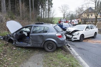 Zwei Verletzte bei Unfall auf S222 - Der Skoda- und der Opelfahrer sind bei dem Unfall verletzt worden.