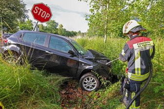 Zwei Verletzte bei Unfall in St. Egidien: Lkw-Stau Richtung A 4 - Bei einem Verkehrsunfall an einer Kreuzung mit Stoppschild in St. Egidien sind zwei Personen verletzt worden.