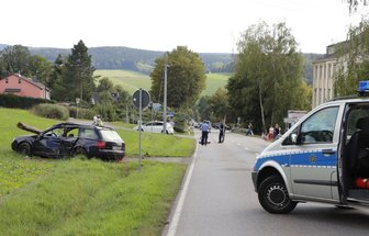 Zwei Verletzte bei Verkehrsunfall auf B 95 - Beschädigt wurde außerdem ein Strommast.