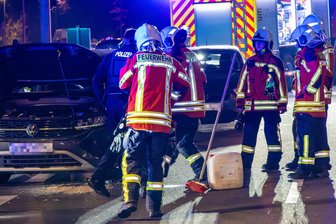 Zwei Verletzte bei Verkehrsunfall auf Bundesstraße im Erzgebirge - Feuerwehr und Polizei sichern am Freitagabend die Unfallstelle auf der Bundesstraße 169 in Bad Schlema ab. Zwei Personen wurden bei der Kollision verletzt.