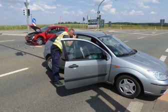 Zwei Verletzte bei Zusammenstoß an Kreuzung -