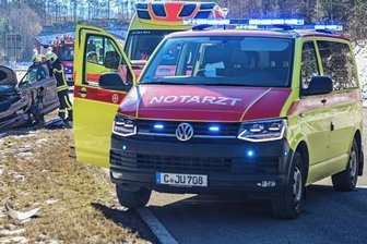 Zwei Verletzte: Erneut schwerer Unfall auf Zubringer - Nach der Karambolage auf dem Autobahnzubringer Aue sind Rettungsdienst, Polizei und Feuerwehr zum Einsatz gekommen. 