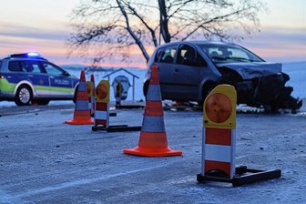 Zwei Verletzte in Grünberg: Drei Autos auf glatter Fahrbahn zusammengestoßen - Am Donnerstag gegen 6.15 Uhr sind in Grünberg drei Fahrzeuge auf glatter Fahrbahn zusammengestoßen.