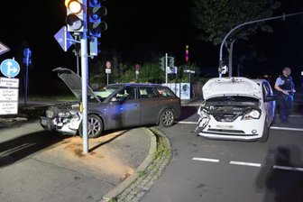 Zwei Verletzte nach Frontalcrash in Schloßchemnitz - Zwei Verletzte und ein fünfstelliger Sachschaden sind die Folgen eines Unfalls in Chemnitz.