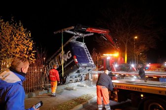 Zwei Verletzte nach Kollision mit fahrerlosem Transporter -