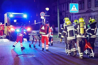 Zwei Verletzte nach Küchenbrand in Mehrfamilienhaus -