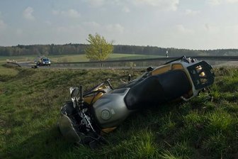 Zwei Verletzte nach Motorrad-Unfall auf der B101 -