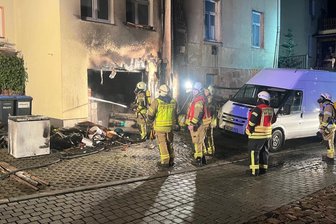 Zwei Verletzte nach rätselhaftem Mülltonnenbrand in Burgstädt: Gibt es einen Feuerteufel in der Stadt? - Erneut haben Mülltonnen in Burgstädt gebrannt. In der Nacht zu Freitag griffen die Flammen auf ein Wohnhaus und die dort befindliche Garage über. Zwei Bewohner wurden verletzt.