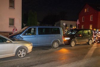 Zwei Verletzte nach Unfall an Baustellenampel in Lauenhain - Ein Volvo, ein VW und ein Renault sind am Mittwochabend in Lauenhain kollidiert.