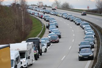 Zwei Verletzte nach Unfall auf A 72 – Autobahn zeitweise voll gesperrt - Während der Vollsperrung bildete sich auf der A72 ein langer Stau.