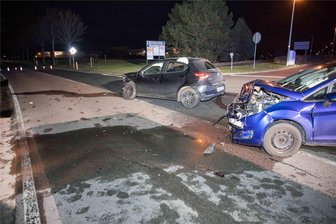 Zwei Verletzte nach Unfall auf der Straße von Freiberg nach Halsbrücke - Am Dienstagabend kam es zu einem Unfall auf der Halsbrücker Straße in Freiberg.