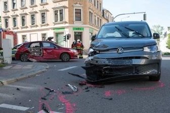 Zwei Verletzte nach Unfall auf Kreuzung - Beide Autos waren nicht mehr fahrtüchtig und mussten abgeschleppt werden.