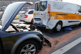 Zwei Verletzte nach Unfall auf Südring in Chemnitz - Der Audi prallte gegen einen haltenden Transporter.