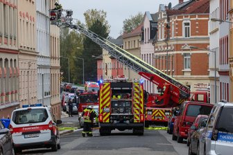 Zwei Verletzte nach Wohnungsbrand in Meerane - Die Meeraner Feuerwehr im Einsatz auf der Philippstraße.