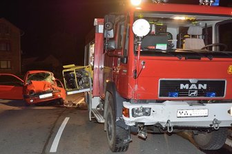 Zwei Verletzte - Renault prallt mit Feuerwehrfahrzeug zusammen -