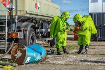 Zwei Verletzte und austretende Chemikalien – Gefahrgutzug probt in Pfaffenhain den Ernstfall - Der Gefahrgutzug des Erzgebirgskreises probte in Pfaffenhain den Ernstfall.