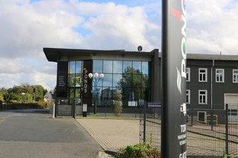 Zwei Verletzte und erheblicher Sachschaden durch Brand in Mühltroffer Firma - Der Haupteingang der Firma Pongs Technical Textiles GmbH in Mühltroff. Der Brandort befindet sich auf dem Betriebsgelände, ist von der Straße nicht einsehbar.